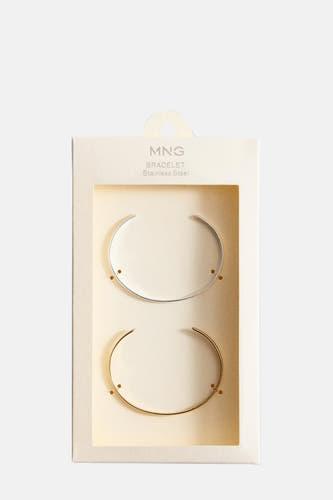 Lot de deux bracelets en or et en argent de Mango, présenté dans un emballage beige.
