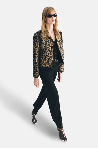 Blazer marron de MANGO avec imprimé animal, porté avec un t-shirt noir et un pantalon noir à cece.