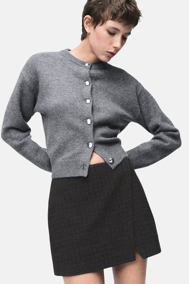 Gilet gris de MANGO, vu d de lrièrerière combiné avec une gis et un trkk.