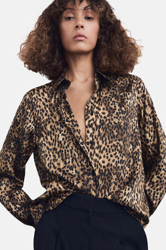 Chemise multicolore à manches longues de MANGO, avec un imprimé léopard et un col ouvert.