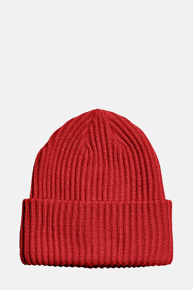 Casquette rouge PIECES® avec une texture tricotée et un bord replié.