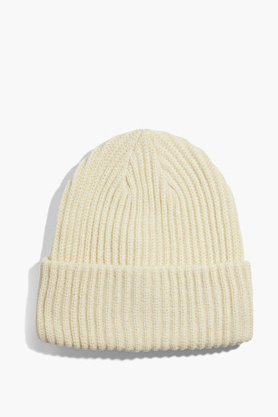 Bonnet gris en maille avec structure côtelée de PIECES®, bord roulé, vue de face