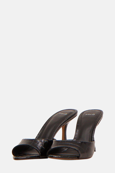 Sandales noires de MANGO avec une semelle et un motif crocodile, arrière.