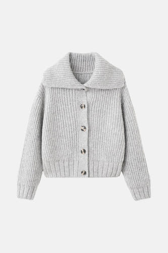 Gilet gris MANGO avec une large encolure et une fermeture à boutons devant.