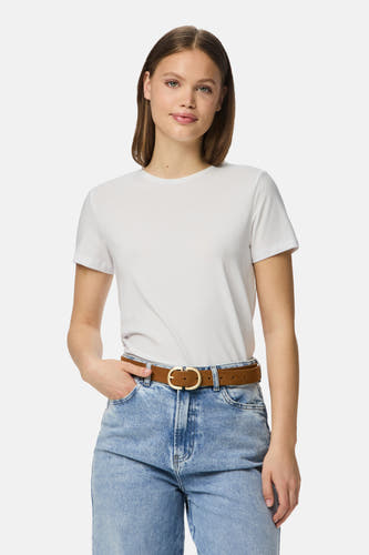 Ceinture brune de PIECES, avec une boucle ronde dorée et portée sur un jean bleu.