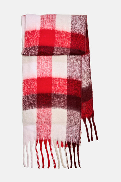 Châle d'hiver rouge de PIECES® avec un grand motif de vitrail et des franges longues aux extrémités.
