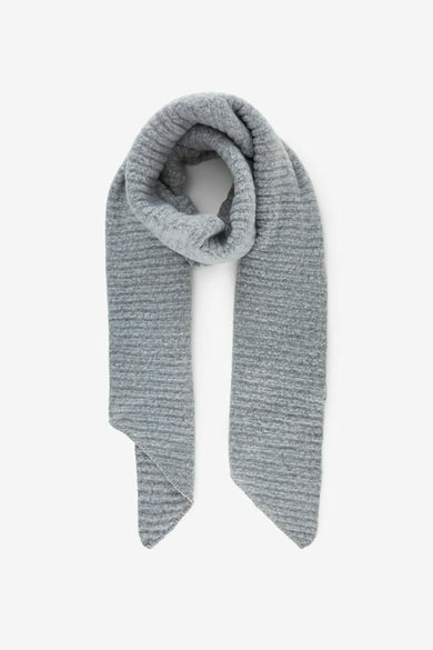 Chapeau d'hiver gris de PIECES®, avec un point croisé et une subtile texture.