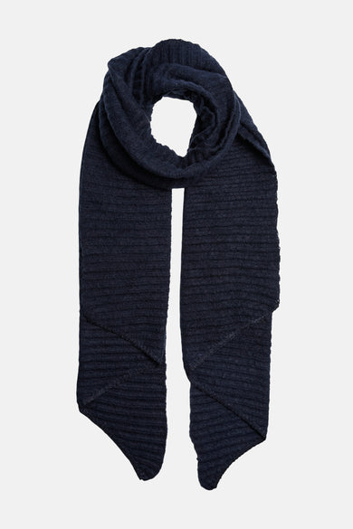 Écharpe d'hiver bleue de PIECES® avec une texture rayée et des nœuds décoratifs aux extrémités.