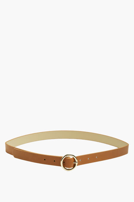 Ceinture brune de PIECES® avec boucle ronde dorée et subtiles coutures.