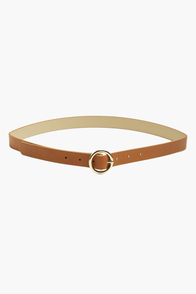 Ceinture brune PIECES® avec boucle ronde dorée et plusieurs trous, aspect cuir.
