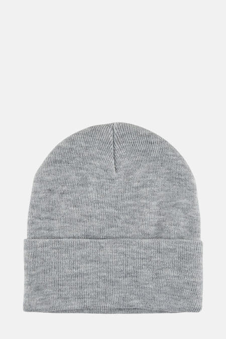 Chapeau gris de Pieces, en une texture fine tricotée.