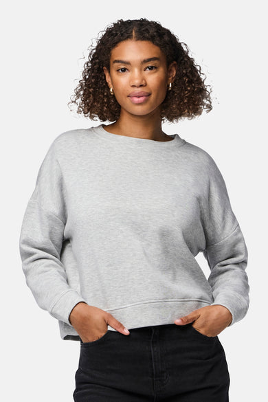 Gilet gris de PIECES®, avec des manches longues et un col rond.