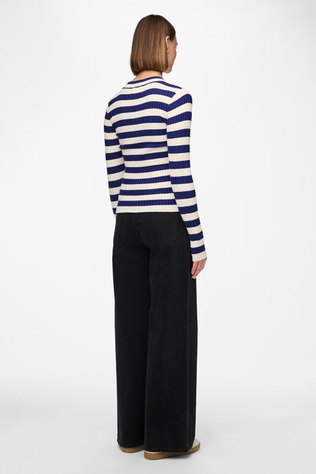 Blauw gestreepte trui met rolkraag van PIECES®, gezien van achteren, met lange mouwen en gecombineerd met een zwarte broek.
