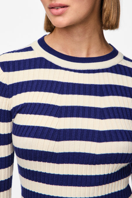 T-shirt bleu avec col rond de PIECES®, à rayures et en côtes, cropped.