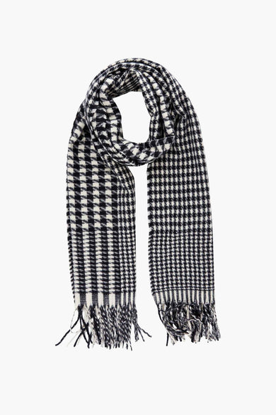 Chapeau d'hiver noir de PIECES® avec un motif carreaux de chien et des franges.