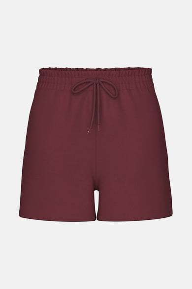 Bordeaux short van PIECES met trekkoord in de tailleband, vooraanzicht op een witte achtergrond.