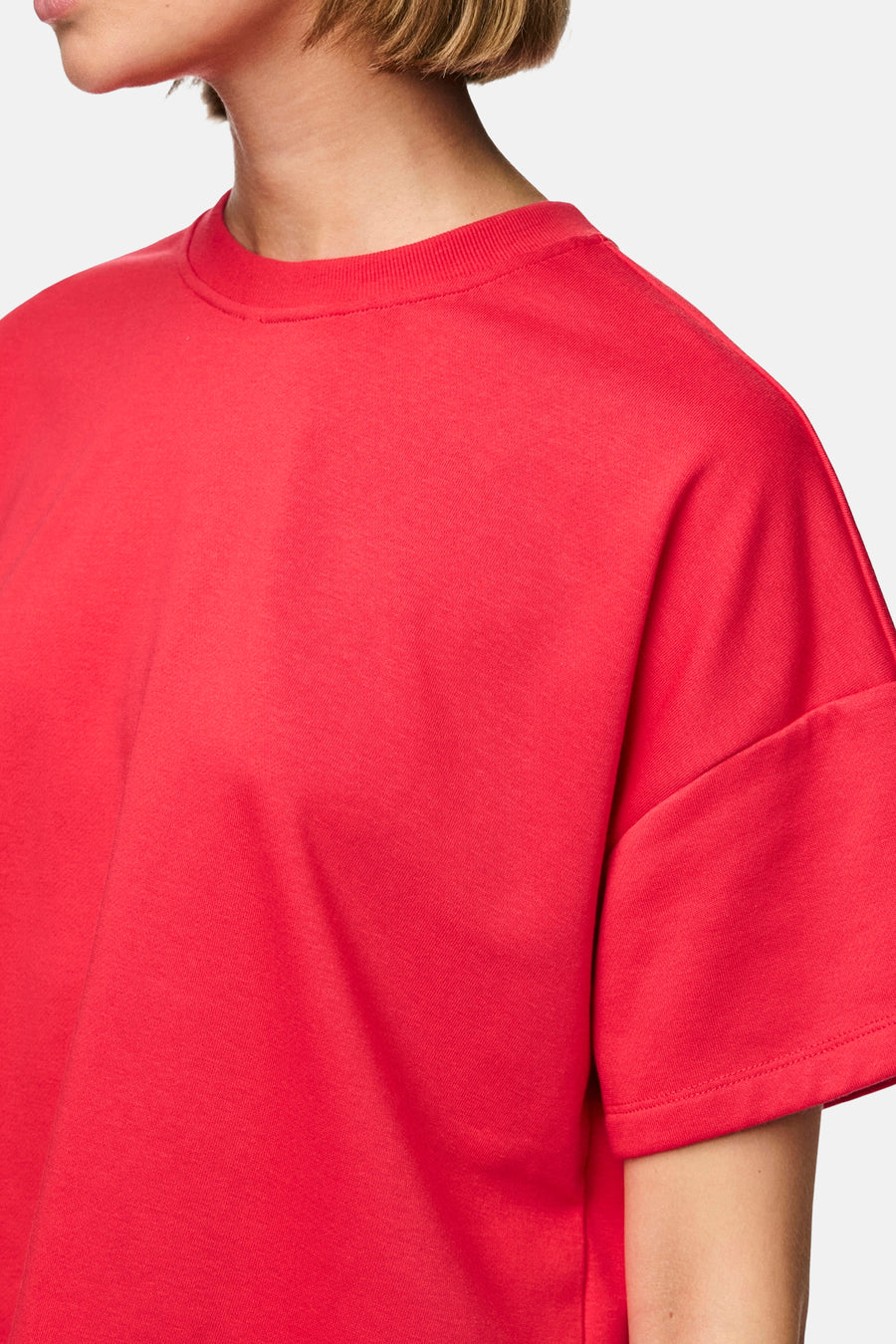 T-shirt rouge à manches courtes de PIECES® avec un design simple et une coupe normale.