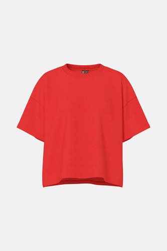 T-shirt rouge à manches courtes de PIECES® sur un fond blanc.