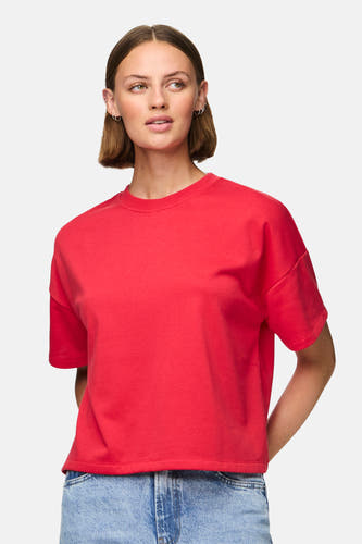 T-shirt rouge à manches courtes de PIECES®, porté avec un jean bleu.