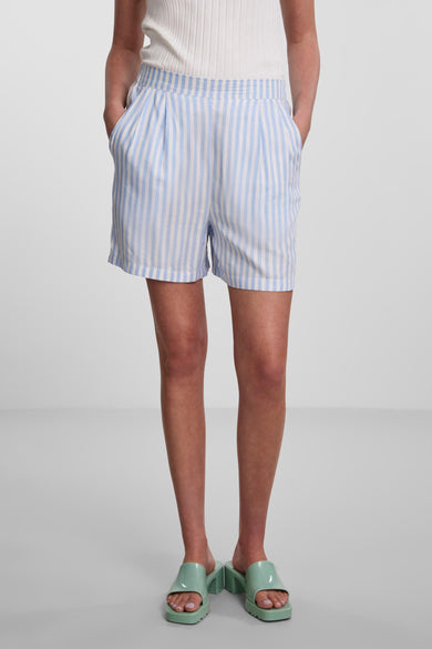 Short à rayures bleues de PIECES®, avec poches et porté avec des sandales vertes et une chemise blanche.