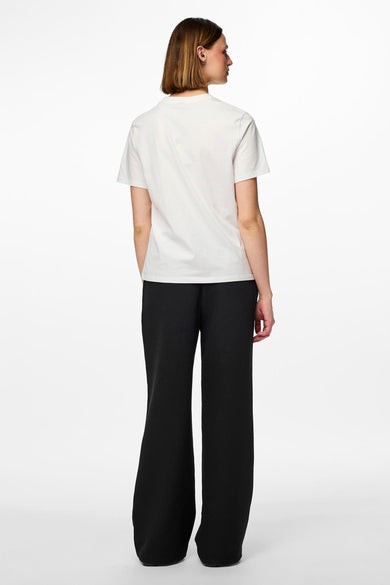 Zwarte joggingbroek van PIECES, gecombineerd met een wit T-shirt, in een casual, vloeiende stijl.