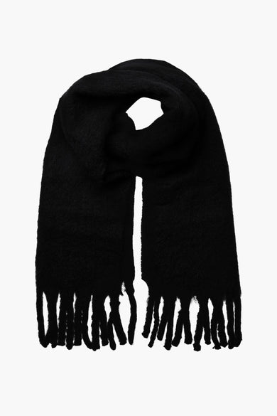 Chapeau d'hiver noir de PIECES®, avec franges aux extrémités et une douce texture.