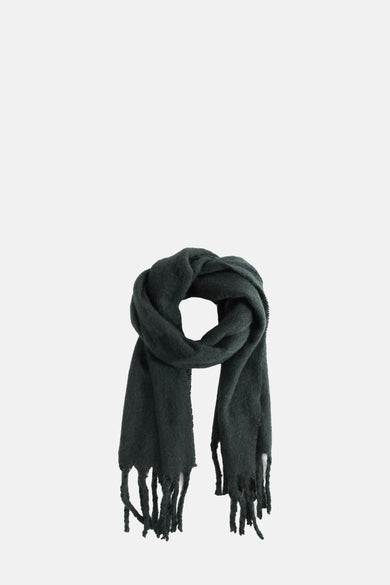 Manteau d'hiver vert de PIECES® en position roulée, avec des bords froncés.