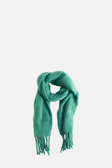 Manteau d'hiver vert de PIECES avec forme drapée et franges aux extrémités.