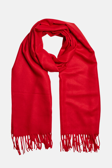Écharpe rouge de PIECES® avec franges aux extrémités, drapée contre un fond blanc.
