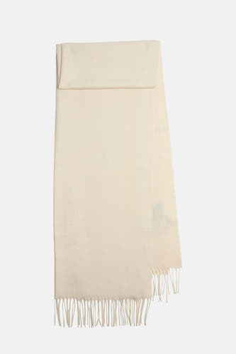 Châle d'hiver beige de PIECES, avec franges à la base, sur un fond lisse.