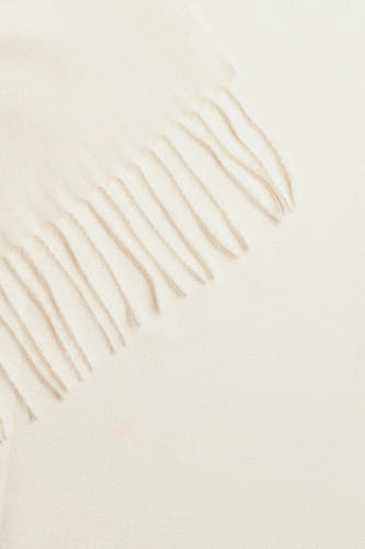 Écharpe d'hiver beige de PIECES® avec une douce texture et des franges décoratives.