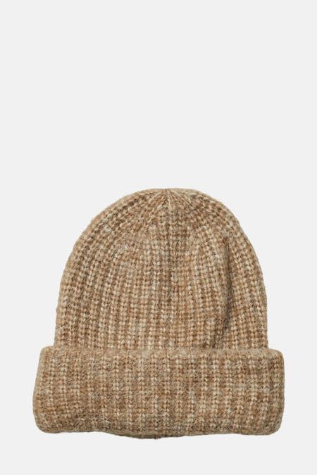 Chapeau beige de PIECES® avec une texture tissée grossière et un bord replié.