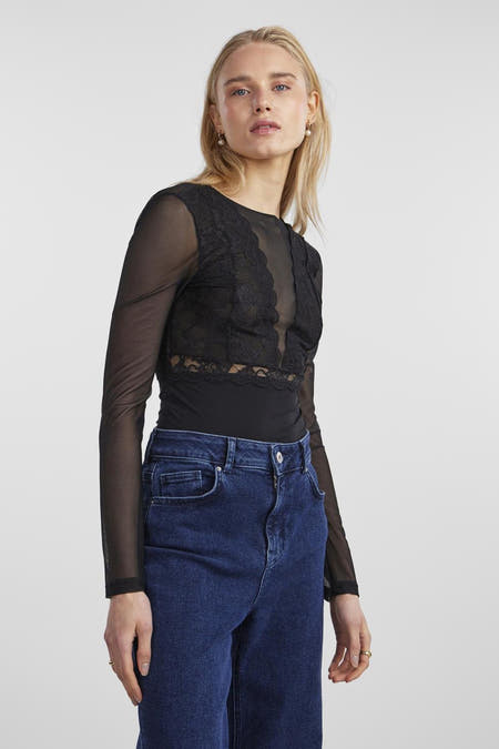 Corps noir de PIECES®, avec des manches longues et des détails en dentelle.