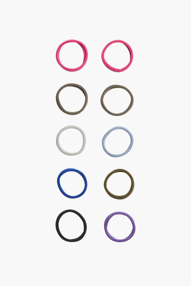 Élastique à cheveux multicolore de PIECES®, en un ensemble de différentes couleurs.