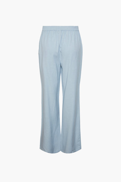 Blauwe broek van PIECES® met een elastische tailleband en wijde pijpen.