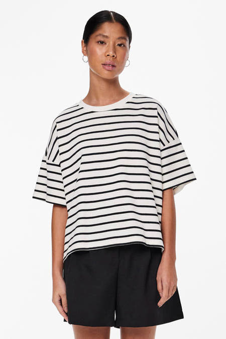 T-shirt blanc à manches courtes de PIECES® avec un motif rayé noir, porté avec une short noire.