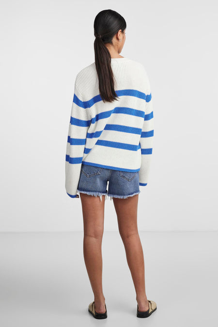 Witte trui met ronde hals van PIECES® met blauwe strepen, gedragen met denim shorts.