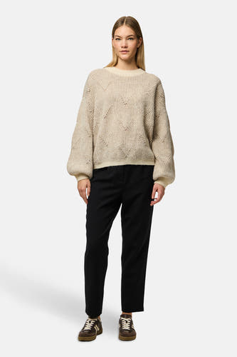 Pull beige avec col rond de PIECES®, à longues manches et motif de corps structuré.