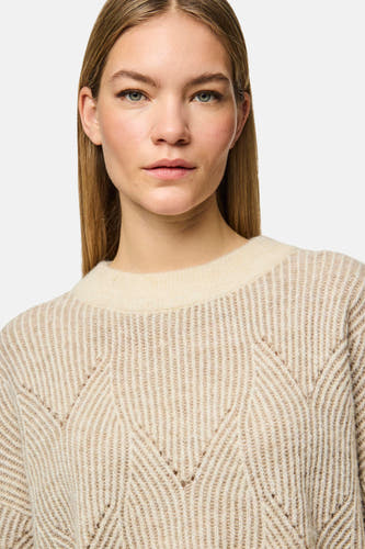 Gilet beige avec col rond de PIECES®, avec motif structuré et détails côtelés.