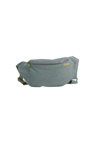 Sac à bandoulière bleu de PIECES en tissu denim avec fermeture éclair dorée et broderie 'be happy'.