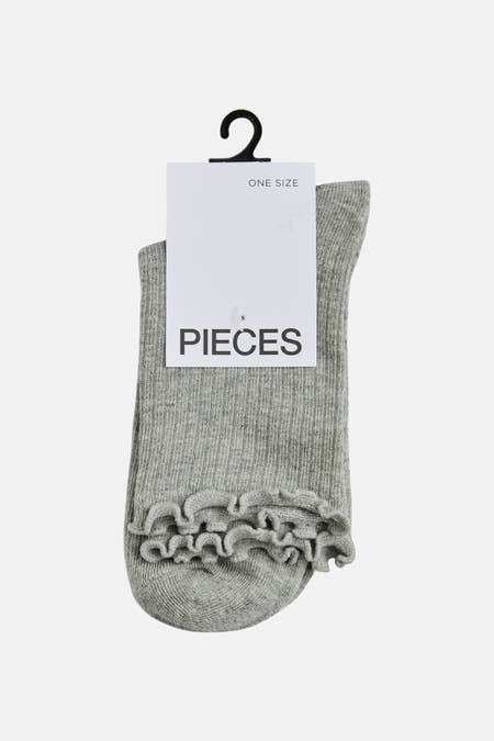 Chaussettes grises de PIECES® avec des côtes et un bord ondulé.
