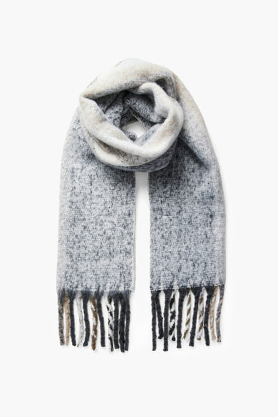 Chapeau d'hiver gris de PIECES® avec un motif tacheté et des franges aux extrémités.