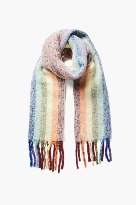 Écharpe d'hiver multicolore de PIECES®, avec un motif à rayures et des franges aux extrémités.