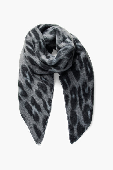 Chapeau d'hiver gris de PIECES® avec un imprimé léopard et des bords froncés.