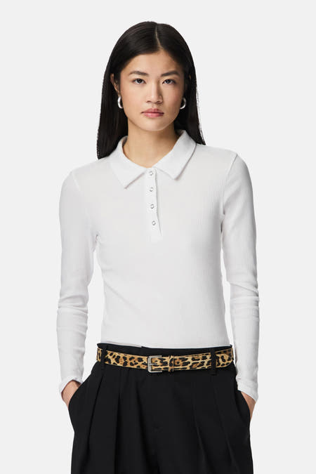 Ceinture multicolore de PIECES avec imprimé léopard et une boucle argentée, portée avec un pantalon noir et une chemise blanche.