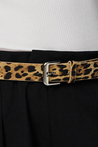 Veelkleurige riem van PIECES met luipaardprint en een zilverkleurige gesp, gedragen op een zwarte pantalon en een witte top.
