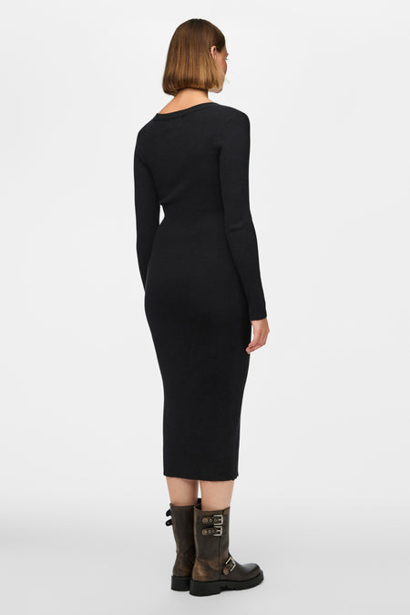 Robe noire à longues manches de PIECES®, avec une structure en côtes et une longueur jusqu'aux genoux.