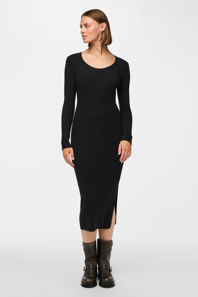 Robe noire à longues manches de PIECES®, avec structure en côtes et une fente sur le côté.