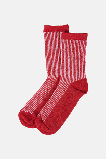 Chaussettes rouges de PIECES avec des rayures roses et des détails scintillants.