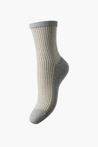 Chaussette côtelée grise avec rayures crème de PIECES®, pied et orteils en gris foncé, vue latérale